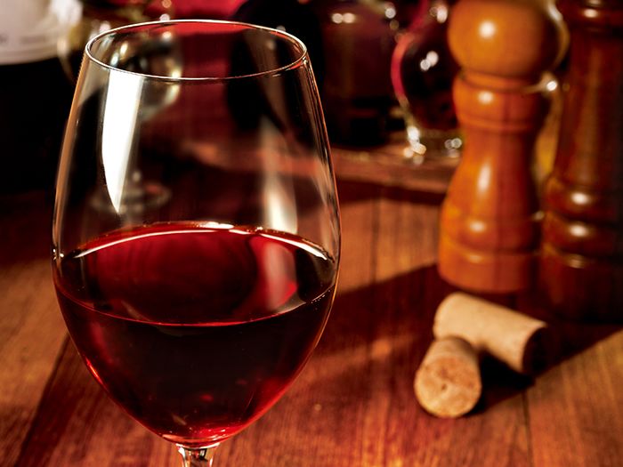グラスに注がれた赤ワイン